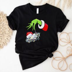 Grinch holding Philadelphia Eagles Christmas light Merry Christmas shirt