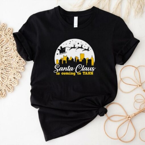 Santa Claus is coming to Tahn skyline Christmas shirt