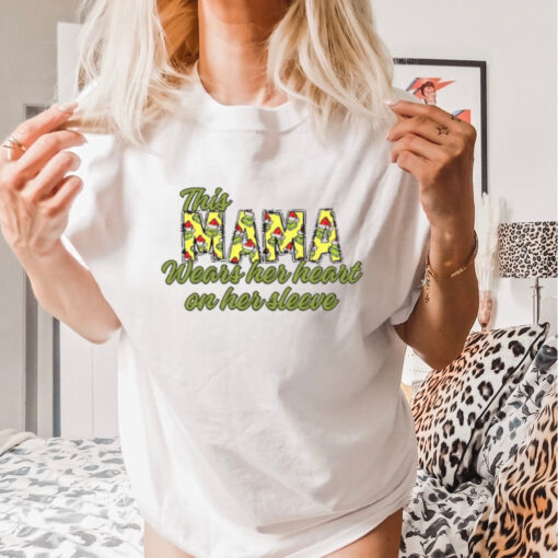 This mama wears her heart on her sleeve Grinch Christmas shirt