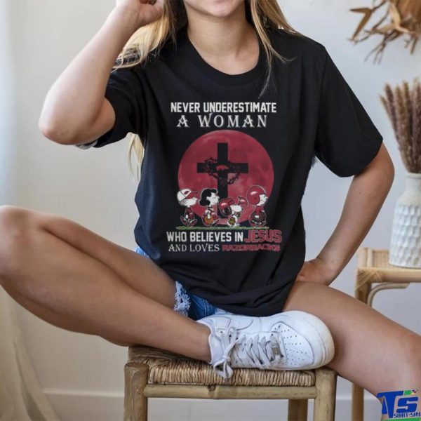 Peanuts Characters Never Underestimate A Woman Who Believes In Jesus And Loves Arkansas Razorbacks Shirt