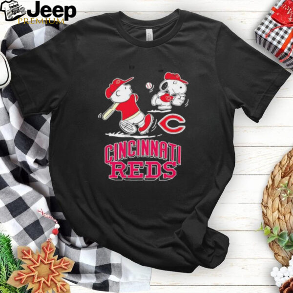 Cincinnati Reds Peanuts Charlie Brown and Snoopy playing baseball shirt