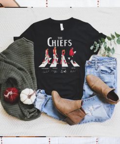 The Kansas city Chiefs abbey road 2022 signatures shirt